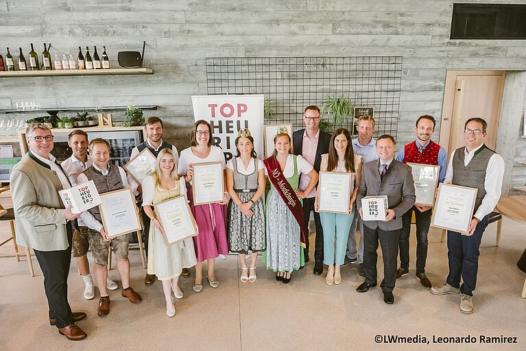 Sonderpreisverleihung 2024 (v. li. n. re.): NÖ Weinbaupräsident Reinhard Zöchmann, Christoph Simon, Michael Simon, Sophie Hromatka, Bernd Baumgartner, Anna Schwertführer, Weinkönigin Laura Hummel, Mostkönigin Elena Obergmeiner, Robert Nadler, Verena Zeitlberger, Josef Zeitlberger, Obmann des Landesverbandes für bäuerliche Direktvermarkter NÖ Johann Höfinger, Roman Neustifter, Stefan Müller.