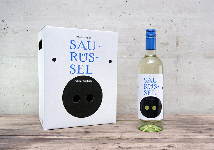 Poysdorfer Saurüssel Ein Karton Poysdorfer Saurüssel und eine Flasche Poysdorfer Saurüssel