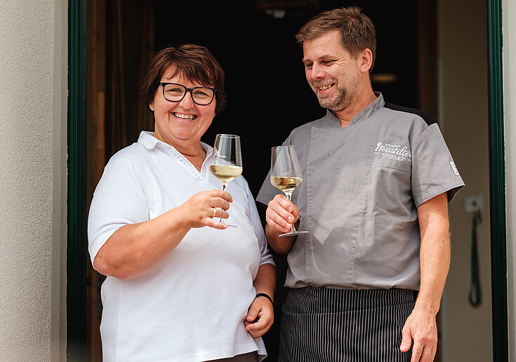 Gastgeberin Ulrike Nemecek und Küchenchef Martin Gastgeberin Ulrike Nemecek und Küchenchef Martin vor dem Wein.Hotel Neustifter