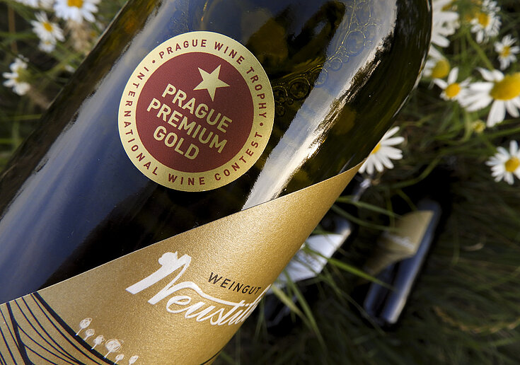 Eine Flasche Neustifter Wein mit einem Prague Premium Gold PWT Sticker.