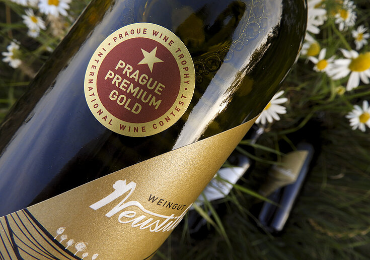 Eine Flasche Neustifter Wein mit einem Prague Premium Gold PWT Sticker.