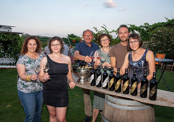 Neustifters.Wein.Party bot eine große Vielfalt an Wein, Sekt, Cocktails und Säften. Im Bild: Gudrun Sperner-Habitzl, Laura Neustifter, Karl Neustifter, Brigitte Neustifter, Roman Neustifter und Monika Neustifter. Foto: Werner Kraus