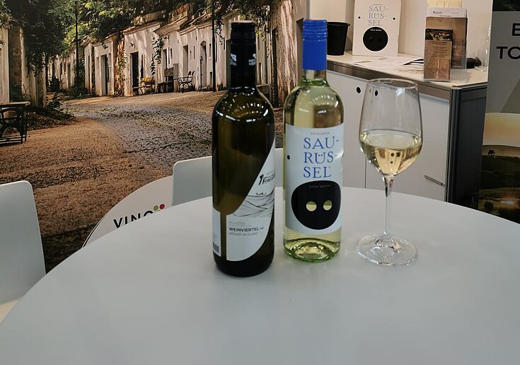 BIO Weinviertel DAC und BIO Poysdorfer Saurüssel Zwei Flaschen Wein vom Weingut Neustifter, links Weinviertel DAC, rechts Poysdorfer Saurüssel, typische Weine aus der Region.