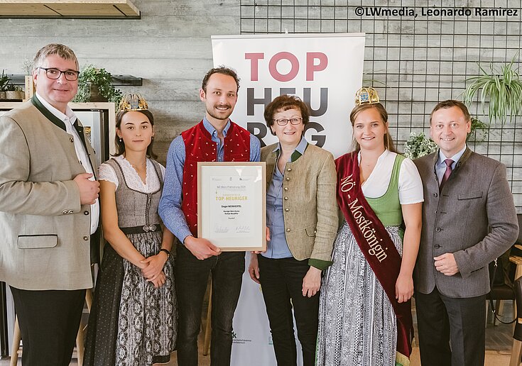 Weinbaupräsident Reinhard Zöchmann, Weinkönigin Laura I., Karl Neustifter, Brigitte Neustifter, Mostkönigin Elena I. und Obmann der bäuerlichen Direktvermarkter Johann Höfinger. Foto: LWmedia/ Leonardo Ramirez