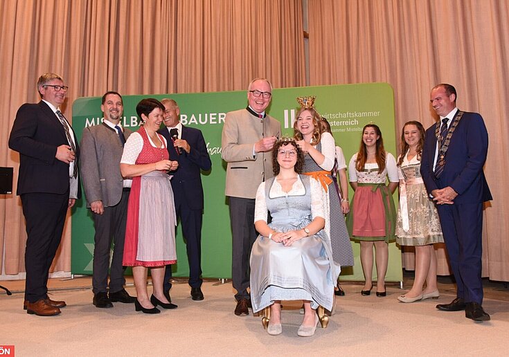 Laura Neustifter wird bei der 50. Poysdorfer Weinparade zur Veltlinerland-Wein Königin gekürt.