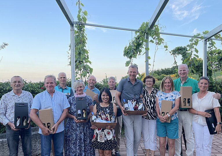 Ein Gemeinschaftsbild mit den Gewinnern und Gewinnerinnen des Wein.Cup Golfturniers auf der Terrasse des Wein.Restaurants Neustifter.