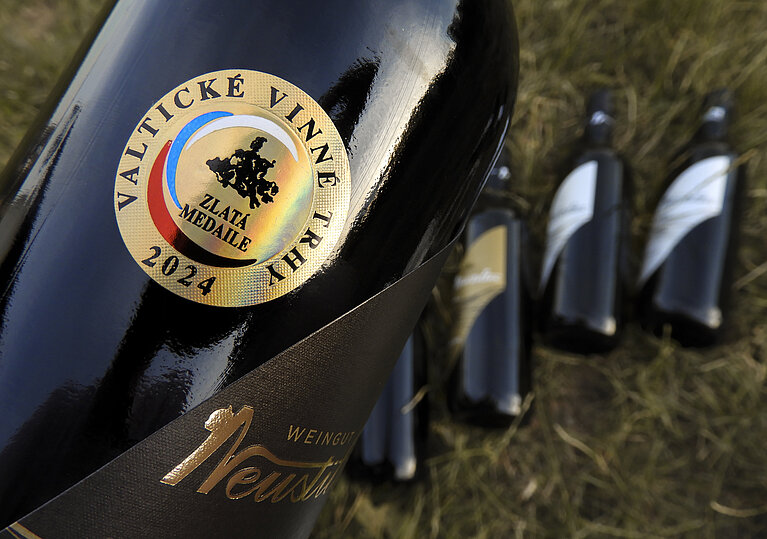 Eine Flasche Neustifter Wein mit einem Gold Medaille Valtice VT Sticker.