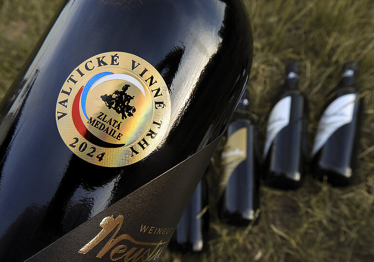 Eine Flasche Neustifter Wein mit einem Gold Medaille Valtice VT Sticker.