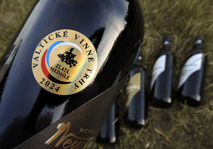 Eine Flasche Neustifter Wein mit einem Gold Medaille Valtice VT Sticker.