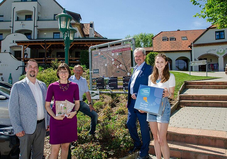 Der neue Weinerlebnisweg des Weingutes Neustifter wurde von Landtagspräsident Karl Wilfing eröffnet. Im Bild: David Jilli, Monika Neustifter, Karl Neustifter, Karl Wilfing, Caroline Fribert.