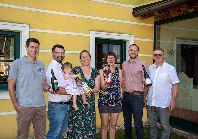 Die Winzer Gindl und Gössinger aus Pillichsdorf sowie Latschka und Neustifter aus Poysdorf vertreten den Bezirk Mistelbach im Salon Österreich Wein. Im Bild. Alexander Gindl, Agnes, Hermann und Elisabeth Fürnhammer-Gössinger, Monika Neustifter und Markus und Christian Latschka. Foto: Werner Kraus