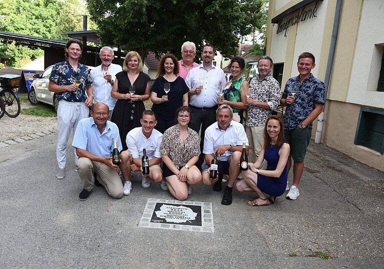 In der Poysdorfer Kellergstetten wurde am Walk of Wine die diesjährigen Stadtweinwinzer von Steinbau Felzl in Stein gemeißelt. Foto: Werner Kraus