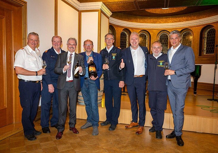 Das Weingut Neustifter holte sich mit überragenden Weinviertel DAC den Florianiwein 2024: Dietmar Fahrafellner, Franz Buchmann, Karl Wilfing, Karl Neustifter, Martin Boyer, Michael Außerer, Stephan Holpfer und Stefan Jauk.