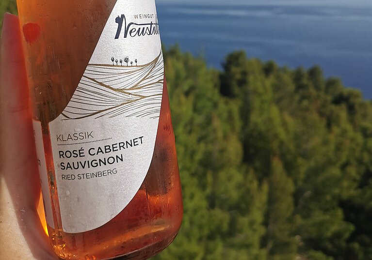 Der BIO Rosé Cabernet posiert gekühlt vor der kroatischen Küste.