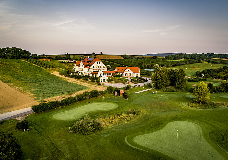 In der Ferne ist das Wein.Hotel Neustifter. Davor liegt der Golfplatz von Poysdorf.