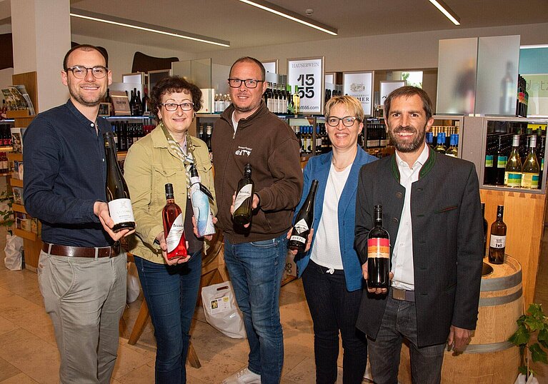 Sechs Poysdorfer Weine schafften es in die Elite, zum Finalisten der Wein Niederösterreich. Im Bild: Markus Latschka, Brigitte Neustifter, Rene Willmann, Andrea Hirtl, Christoph Detz.