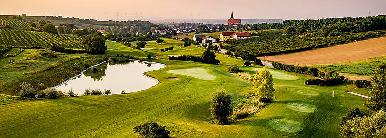 Ein Bild von oben vom Golfplatz Poysdorf. Im Hintergrund ist die Stadtpfarrkirche zu erkennen.