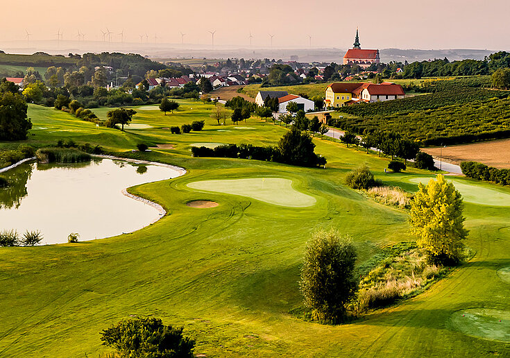 Ein Bild von oben vom Golfplatz Poysdorf. Im Hintergrund ist die Stadtpfarrkirche zu erkennen.