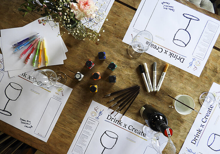 Drink x Create Tisch mit Malutensilien um Weingläser zu bemalen